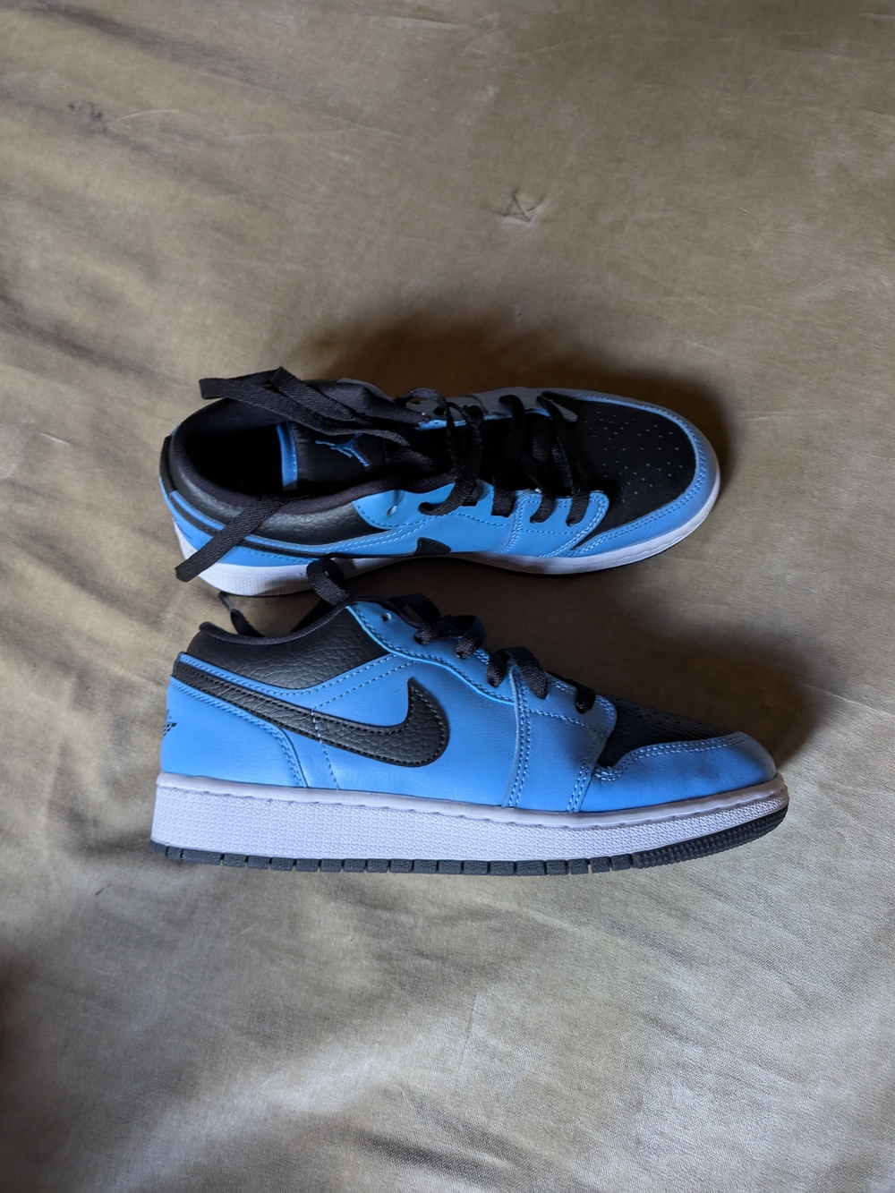Nike Kids Low-Top Sneakers in Sky Blue and Black